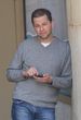 Jon Cryer stand mit Charlie für TAAHM vor der Kamera