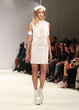 Bei der Show von Pam Hogg trug sie ein Outfit, das an den Kittel einer Krankenschwester erinnerte