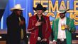 Ashton Kutcher überreichte bei den ACMy den Preis für die "Beste Sängerin"