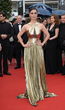Im goldenen Kleid sah sie sehr elegant aus