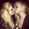 Cara Delevingne tauschte einen heißen Kuss mit Sienna Miller aus