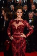 Das dunkelrote Spitzenkleid von Zuhair Murad war mit einigen Pailletten bestickt und funkelte im Licht der Scheinwerfer