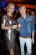 Chris Gebert steht gerade mit Desiree Nick auf der Theaterbühne