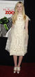 Elle Fanning setzt im weißen Baiser-Kleid auf verspielte Looks