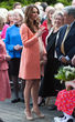 Herzogin Kate zeigte ihren Bauch im pfirsichfarbenen Kleid