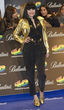 Jessie J zeigt sich im Overall mit goldenen Ornamenten