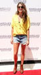 Nikki Reed überzeugt in einer gelben Bluse mit blauen Shorts