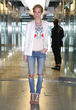 Zur bestickten Bluse trug sie eine Jeans im used Look