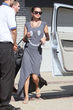 Selena trug ein graues Kleid mit Smiley-Aufdruck Selena trug ein graues Kleid mit Smiley-Aufdruck