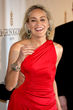 Sharon Stone erschien in Cannes im roten Kleid mit weitem Ausschnitt