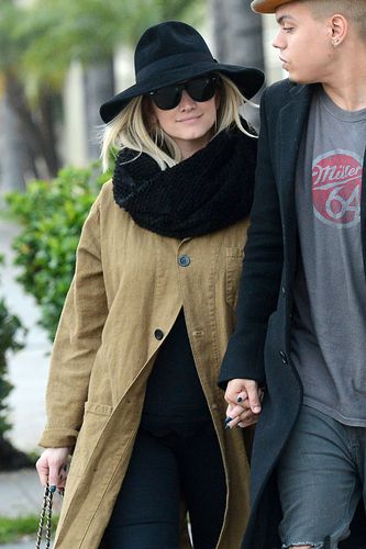 Doch nun ließ sie die unteren Knöpfe des Mantels offen und gab den ...  width=