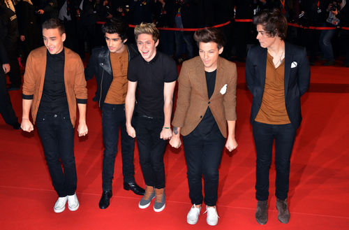 Harry, Niall, Liam, Zayn und Louis freuen sich über die große Ehre