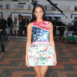 Alesha Dixon posierte im Mary Katrantzou Kleid bei einer Fernsehshow