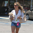 Ashley Tisdale zeigt Bein 