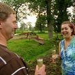 Bauer Gerold und Petra stoßen auf ihr Glück an