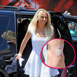 Britney Spears hat einen komischen Fleck am Fußrücken