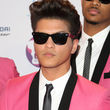 Bruno Mars setzte 2011 ebenfalls auf einen farbenfrohen Anzug