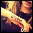 Sie hat ein neues Handtattoo