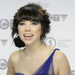 Carly streitet ab, dass sie die Frau im Video ist