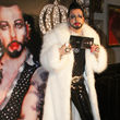 Der extravagante Designer lud in seine private Galerie ein Der extravagante Designer lud in seine private Galerie ein