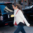 Katie Holmes trägt einen ähnlichen Acne Lia Cable Pullover wie Kanye auf der Fashion Week Katie Holmes trägt einen ähnlichen Acne Lia Cable Pullover wie Kanye auf der Fashion Week