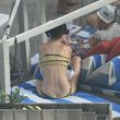Ihr Bikini ist ganz schön knapp und zeigt von hinten ein wenig zu viel von ihrem Popo