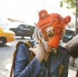 Kesha versteckt sich hinter einer Tigermaske Kesha versteckt sich hinter einer Tigermaske