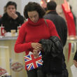 Lilly Becker stimmt sich mit ihren Accessoires schon auf ihren London-Trip ein