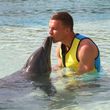 Poldi ging mit einem Delfin schwimmen