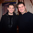 Michael Bublé posiert mit Sänger Basti von The Baseballs Michael Bublé posiert mit Sänger Basti von The Baseballs