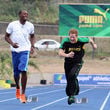 Zusammen mit Spitzen-Sportler Usain Bolt verbrachte er Zeit auf einem Sportplatz 