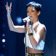 Rihanna spricht ein junges Mädchen
