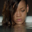 Rihanna gibt sich völlig in Gedanken verloren ihren Emotionen hin