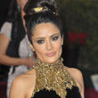 Salma Hayek verdelte ihre Frisur mit goldenem Haar-Schmuck