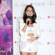 Selena trug knappe Shorts und zeigte ihre langen Beine