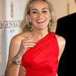 Sharon Stone erschien in Cannes im roten Kleid mit weitem Ausschnitt