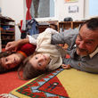 Zu Hause toben sie gerne im Kinderzimmer