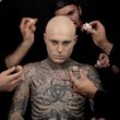 Für eine Werbekampagne ließ er sich die Tattoos überschminken Für eine Werbekampagne ließ er sich die Tattoos überschminken