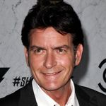 Charlie Sheen wurde im letzten Jahr zweimal Zeuge seiner eigenen Beerdigung Charlie Sheen wurde im letzten Jahr zweimal Zeuge seiner eigenen Beerdigung