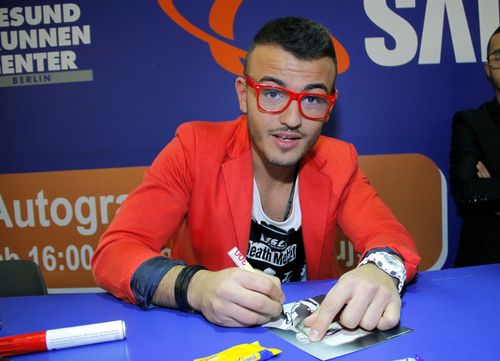 Ardian Bujupi gab heute in Berlin eine Autogrammstunde Ardian Bujupi gab heute in Berlin eine Autogrammstunde