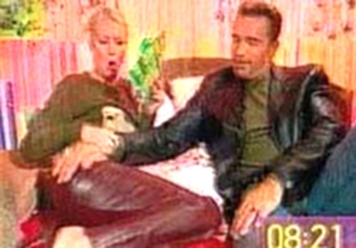 http://content3.promiflash.de/article-images/w500/arnold-schwarzenegger-befummelt-eine-tv-moderatorin.jpg