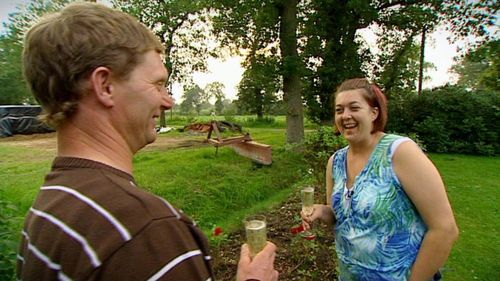 Bauer Gerold und Petra stoßen auf ihr Glück an Bauer Gerold und Petra stoßen auf ihr Glück an