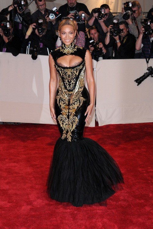 http://content3.promiflash.de/article-images/w500/beyonce-im-schicken-pucci-kleid.jpg
