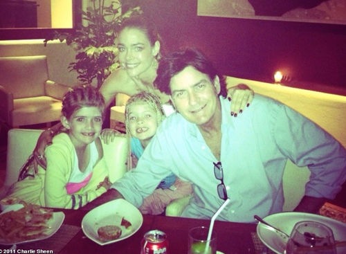 Charlie Sheen twitterte jetzt diese Familienaufnahmen Charlie Sheen twitterte jetzt diese Familienaufnahmen