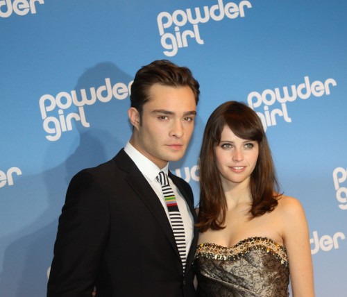 Ed Westwick und Felicity Jones in schicken Klamotten