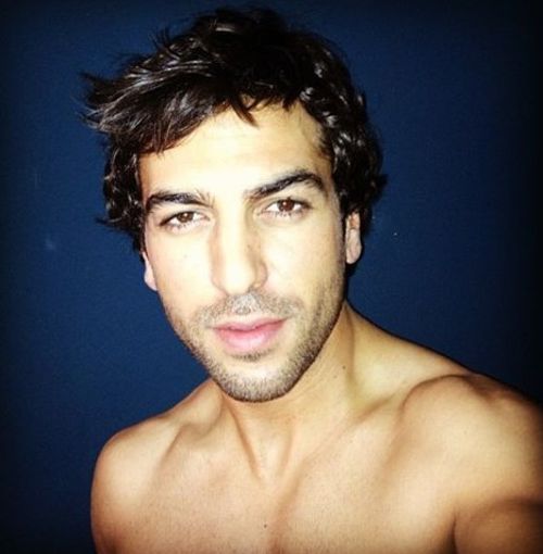 Elyas M'Barek sieht morgens nach dem Aufstehen bereits super sexy aus