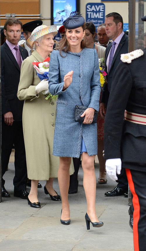 Herzogin Kate hält ihre Clutch vor ihren Bauch Herzogin Kate hält ihre Clutch vor ihren Bauch