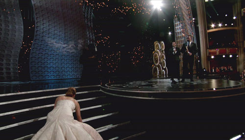 Jennifer Lawrence fiel die Treppe hoch, als sie ihren Oscar entgegen nehmen wollte Jennifer Lawrence fiel die Treppe hoch, als sie ihren Oscar entgegen nehmen wollte