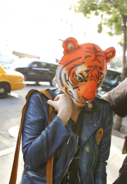 Kesha - Kesha versteckt sich hinter einer Tigermaske Kesha - Kesha versteckt sich hinter einer Tigermaske
