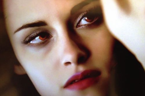 Kristen Stewart spielt in "Breaking Dawn 2" einen Vampir Kristen Stewart spielt in "Breaking Dawn 2" einen Vampir